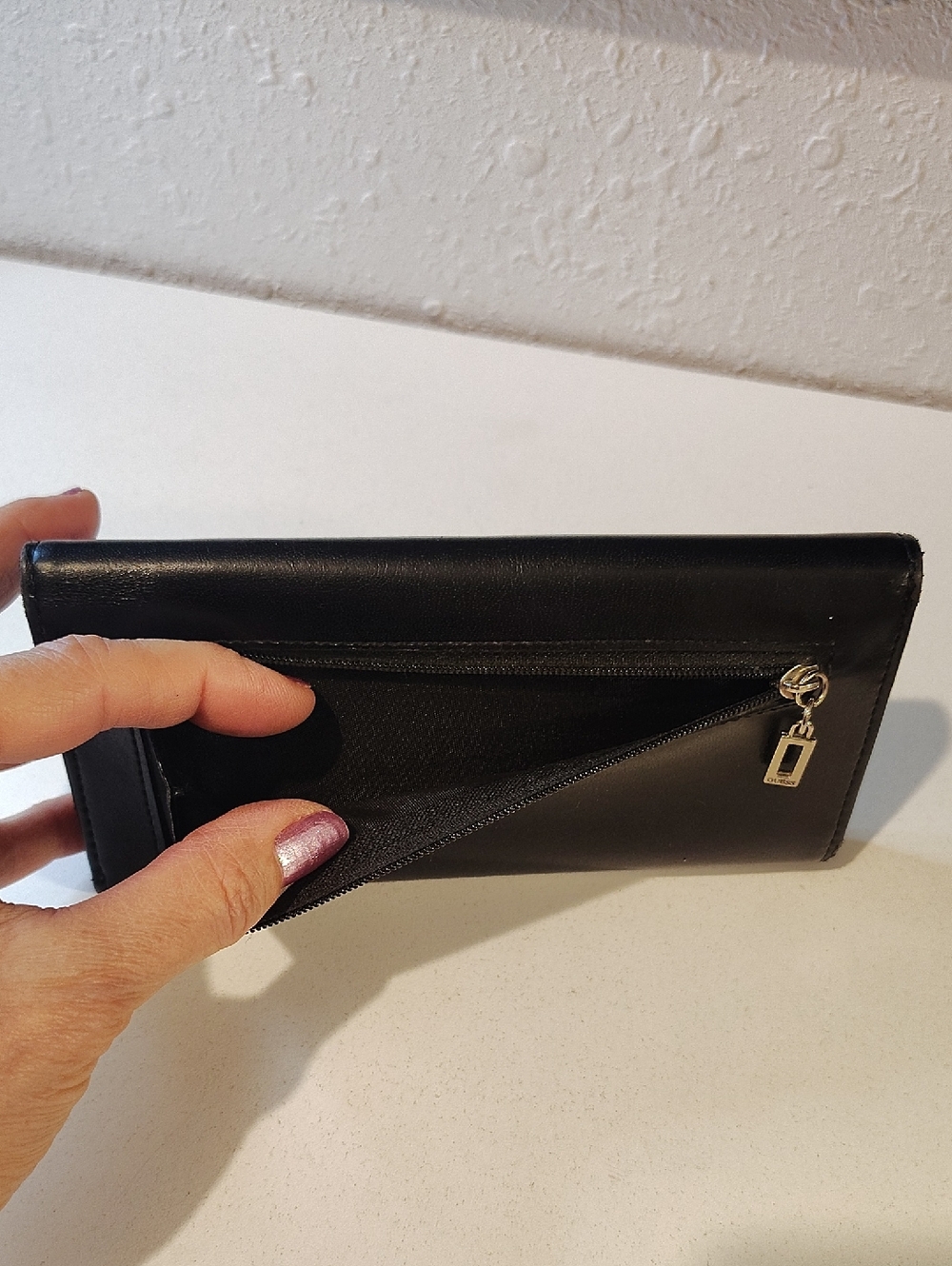 Vintage Black Leather Guess Trifold Wallet With Snap Closure - Picture 8 of 8